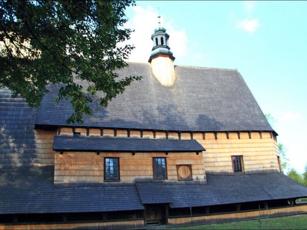 Kościół Wniebowzięcia NMP i św. Michała Archanioła . Na  liście światowego dziedzictwa UNESCO . Kościół w Haczowie jest największym gotyckim drewnianym kościołe
