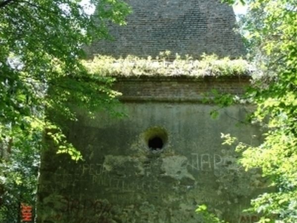 Wieża Ariańska. Prawdopodobnie został tu pochowany arianin Orzechowski, właściciel dóbr i zamku w Krupem.
Jest to najstarsza i jedna z najwyższych piramid w Po