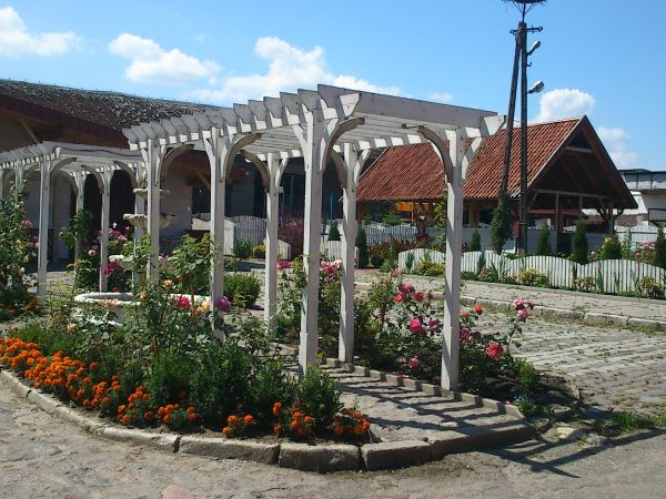 Zajazd Eljan, podwórko