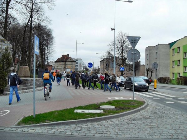 Młodzież na rondzie w drodze do szkoły