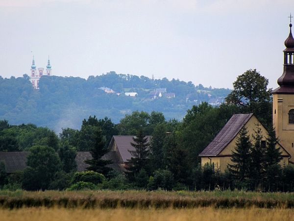 Parafialny kościół p.w. Jana Chrzciciela ... w tle wzgórze Cvilin już po czeskiej stronie