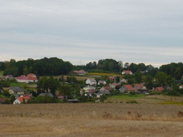 Nowe Jaroszowice-3km za Bolesławcem na drodze krajowej Nr 297 kierunek Lwówek Śl. 250 mieszkańców. Różnica wzniesień 60m. Wzdłuż wioski płynie rzeczka Kraszówka