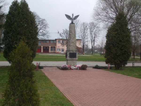 Pomnik   w  centrum  Czermina