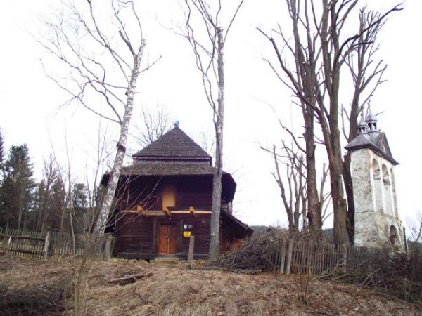 po prawej dzwonnica - murowana, przepruta bramką, pośrodku cerkiew zaś po lewej cmentarz - tam nagrobek Gusticha Liskowickiego - zm. w 1848r., w kształcie żelaz