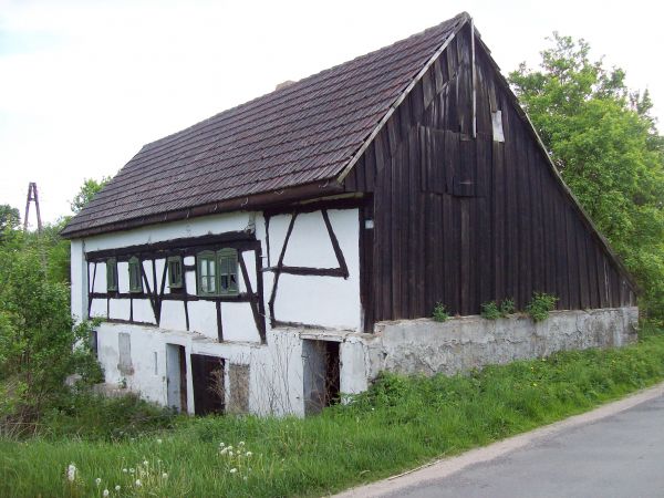 Skorzynice -wieś. Budynki zapomniane lub do rozbiórki.