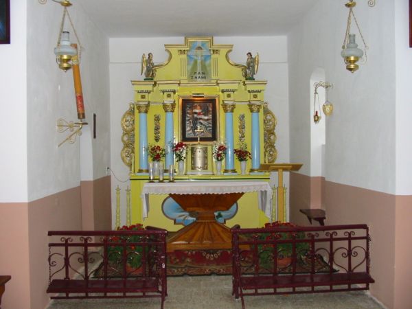 Ołtarz kościółka, który obecnie pełni funkcje kaplicy cmentarnej. Długie lata służył jako kościół parafialny pod wezwaniem św. Anny.