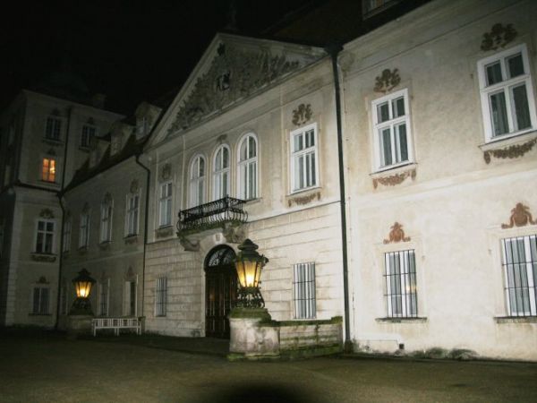 Od 1736 roku właścicielami Nieborowa byli Stanisław i Jan Józef Lochoccy, którzy odsprzedali w 1766 roku dobra Michałowi Kazimierzowi Ogińskiemu, hetmanowi wiel