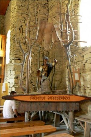 różne, czasem przedziwne uposażenie świątynie mają - czasem "bogate", marmurowe, złocone, diamentami akcentowane - a tak jest w cerkwi w Łopience, tak ! - dzięk