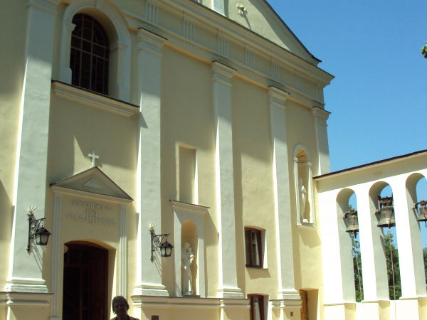 kościół pw. Niepokalanego Poczęcia NMP - przed frontonem, po prawej - dzwonnica.