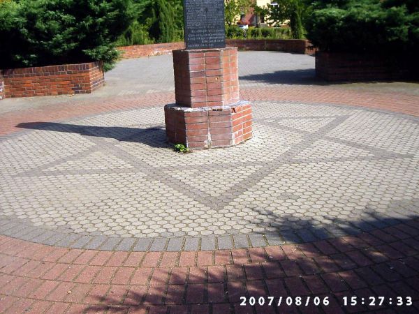 Głogów ul. Hugona Kołłątaja pozostałości (odbudowane fundamenty) po synsgodze żydowskiej fot. 2