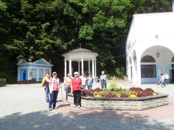 jesteśmy na Placu Józefa i Karola Załuskich, od lewej : murowany kiosk z lat 20 -tych XXw. - tj. Źródło Józefa, dalej : Pawilon nad Źródłami - wybudowany w 1837