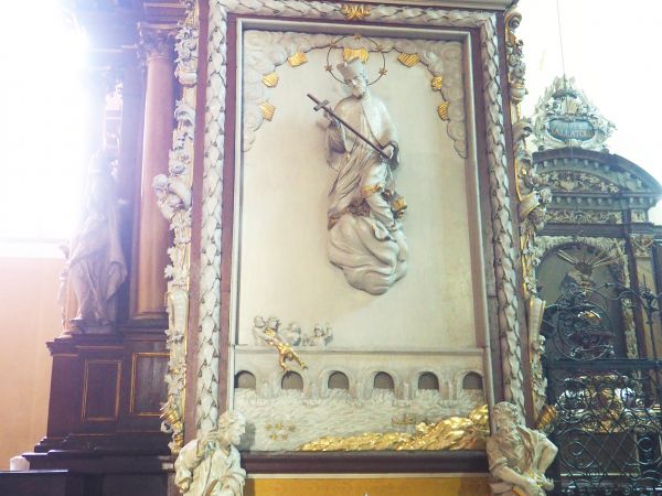 ołtarz św. Jana Nepomucena - aureola zawiera po okręgu pięć gwiazd, gdyż przekaz o męczeńskiej śmierci wspomina te gwiazdy na powierzchni rzeki, scena też pokaz