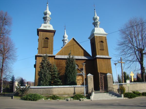 Kościół z poł. XVII wieku, zniszczony przez pożar w 1737r., został odnowiony i przebudowany w 1760r. W XIX wieku dobudowano do nawy dwie kaplice tworzące rodzaj