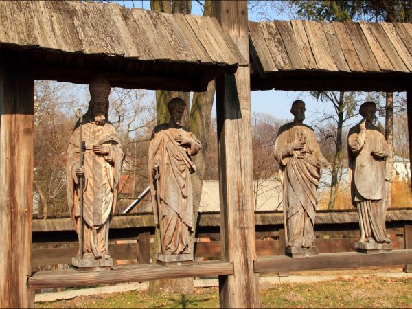 Drewniany kościół konstrukcji zrębowej pw. św. Sebastiana, wzniesiony w roku 1737. W roku 1980 był gruntownie odnawiany z całkowitą wymianą gontów. W  obrębie o