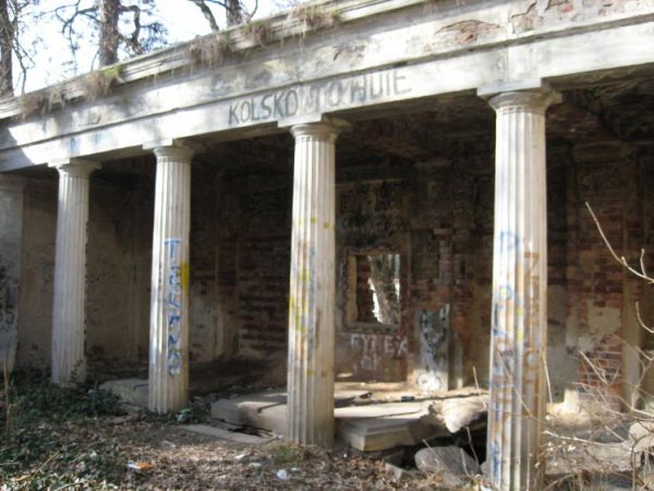 Konotop - Mauzoleum. Wstyd władze gminy Kolsko,taki piękny obiekt stoi tak zaniedbany.