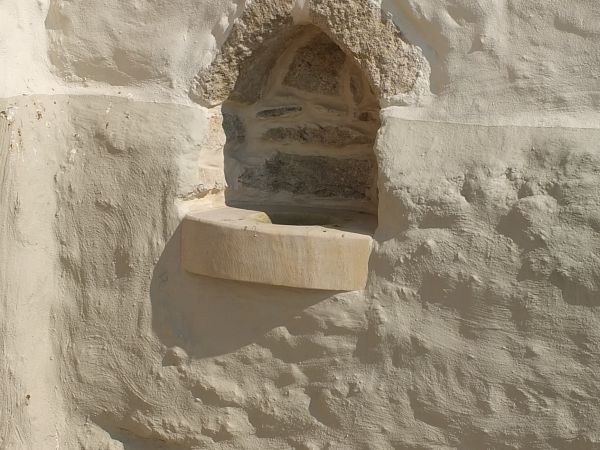 Kropielnica przed wejściem do kościoła