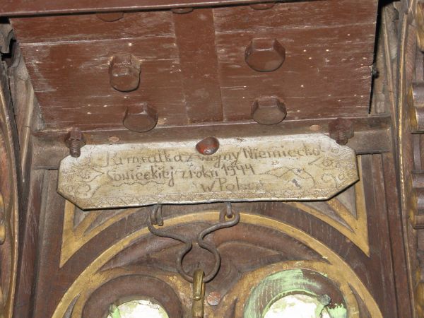 wojenna pamiątka - dzwonek - przy zakrystii, jedyny taki w Polsce, łuski stanowią bazę fonetyczną dzwonka - używanego przez ministrantów.