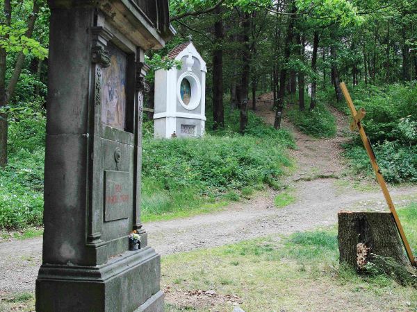 STACJA DROGI KZRYŻOWEJ I BAROKOWA KAPLICZKA Z 1769 ROKU