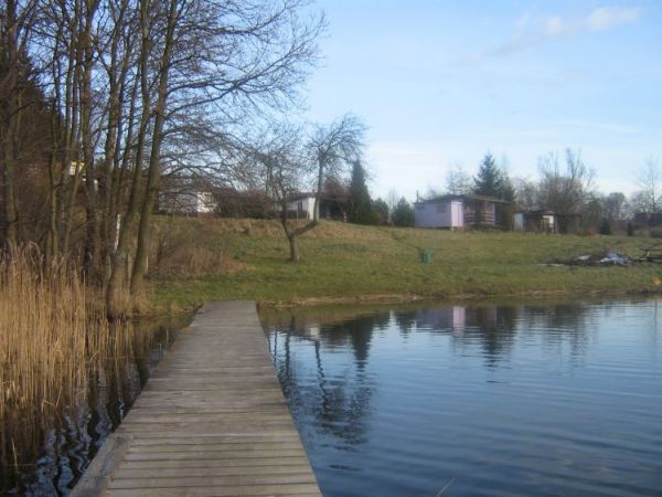 Pomost nad jeziorem Duży Mergiel w Obozinie