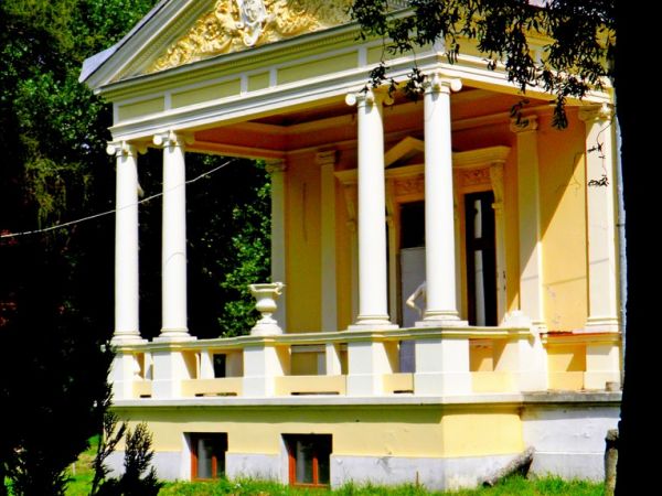 Pałac Turnauów w Urzejowicach z 1887 roku w trakcie odbudowy  i park krajobrazowy .