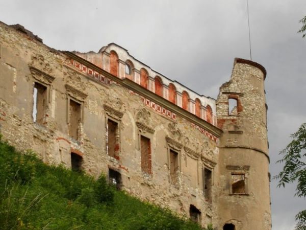 Zamek wybudowany w I poł. XVI wieku przez Mikołaja Firleja i jego syna – Piotra Firleja, pozniej w rekach Lubomirskich. W 1783 r. J.Lubomirski przegrywa zamek w