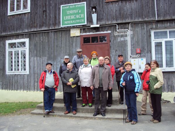 na zdjęciu: z dyr. szkoły p. Wojciechem Orłowskim przed siedzibą LKS-u i z panem prezesem klubu Franciszkiem Romanek - studenci/słuchacze Uniwersytetu Trzeciego