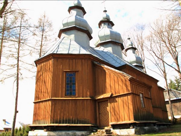 Drewniana greckokatolicka cerkiew parafialna św. Dymitra w Jaworniku Ruskim . Cerkiew zbudowana w 1882 r. w miejsce starszej cerkwi pod tym samym wezwaniem, ist