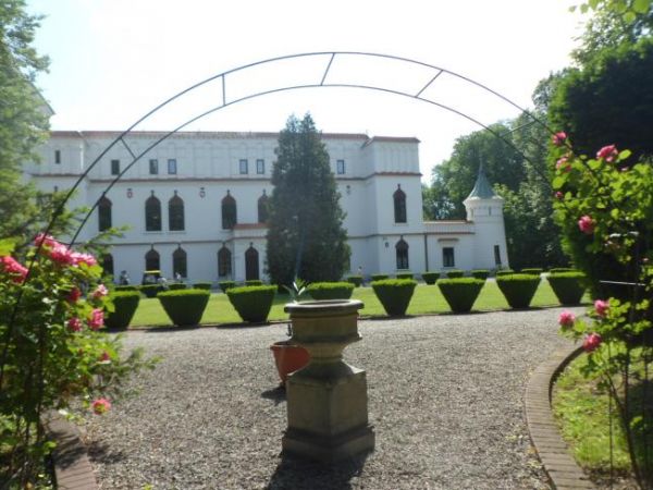 Zamek budował Mikołaj Ligęza herbu Półkozic - przedstawiciel możnej rodziny rycerskiej, budowla powstała w latach 1518-1529.