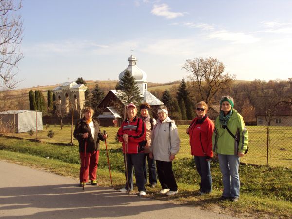 słuchaczki / studentki Uniwersytetu Trzeciego Wieku w Sanoku - po zejściu ze zbocza porosłego Lasem Gonszczawa i wejściu do wsi, tu : przed kościołem.