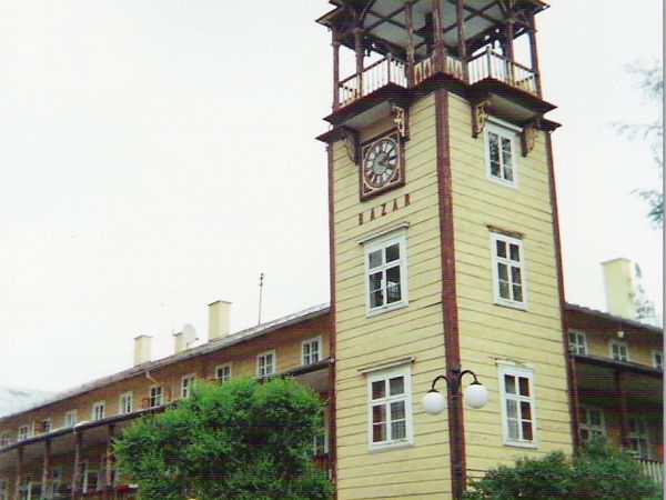 po południowej stronie Placu Dietla: obiekt nazywany Bazar - potężny drewniany dom z lat 1876-1880, jeden z licznych przykładów architektury uzdrowiskowej, zadz