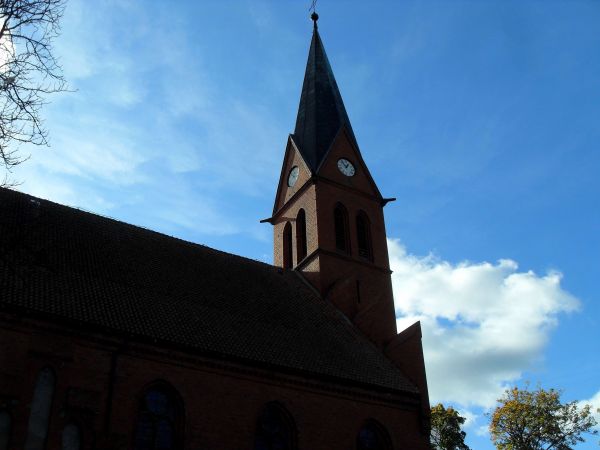 Kościółek w Łęgu pw Narodzin Najświętszej Marii Panny. W ciągu roku dwukrotnie obchodzi odpust
