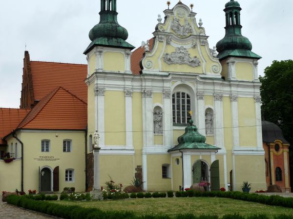 Fasada kościoła Św. Trójcy i NMP z XII wieku. Wewnątrz tego kościoła znajdują się unikatowe w skali europejskiej rzeźbione romańskie kolumny z II połowy XII wie