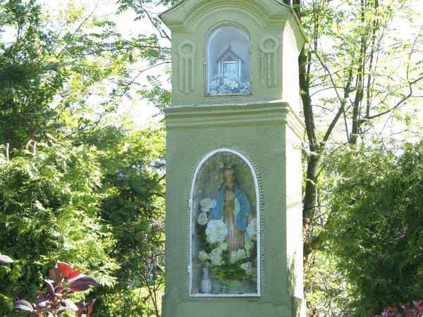 przydrożna kapliczka - akcent historyczno-kulturowy tej wsi - tych mieszkańców, gdzie symbolika chrześcijaństwa ma ogromne znaczenie a wieś z kapliczek słynęła