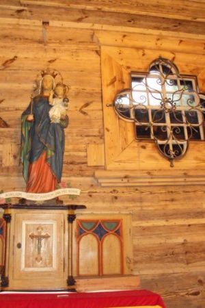 królująca Maryja - w nastawie ołtarzowej w holu - łodydze sięgającej korzeniami macierzystego kościoła "oleskiej róży zaklętej w drewno", tu też sposobność podz