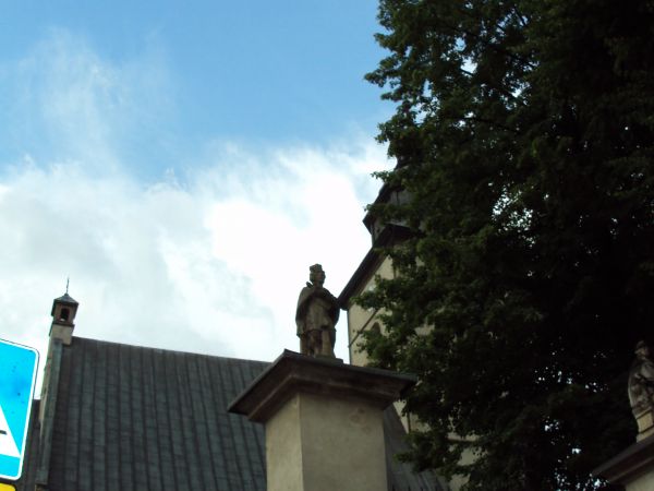 na schodach na dziedziniec przy kościele pw. św. Elżbiety Węgierskiej, była zakonnicą, kościelne wspomnienie kanonizowanej : corocznie 17 listopada. Warto wspom