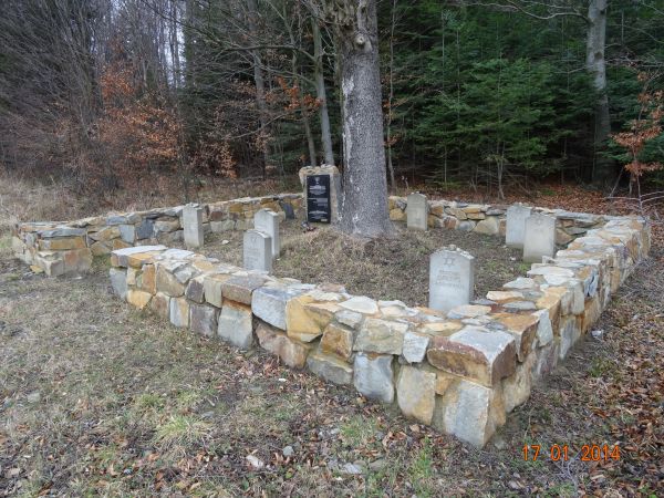 na macewach pozostawiano też kwitełe - pisemne prośby do Boga pod kamykami bo zmarli "już tam byli - blisko" i za ich pośrednictwem o Coś uproszono, toteż na kw