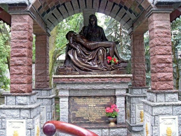 Figura święta przy cudownym źródełku