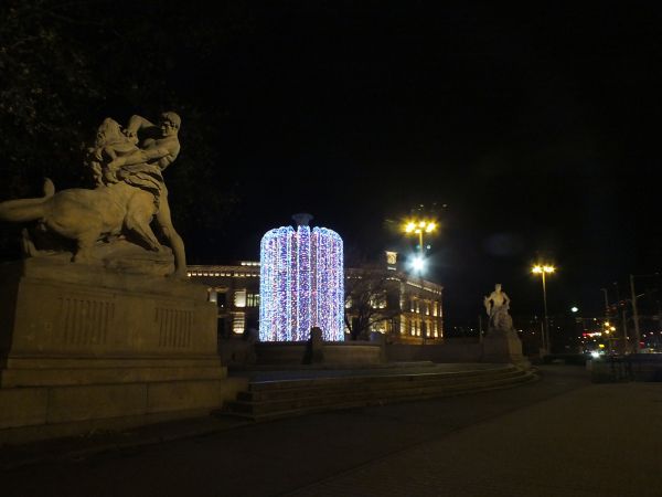 Pomnik "Walka i zwycięstwo" ze świątecznie udekorowaną fontanną