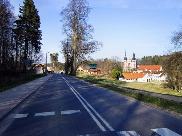 Święta Lipka wiosną-droga wjazdowa od strony Reszla 2014-03-30