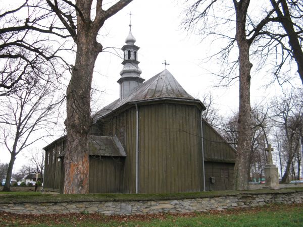 Kościół otoczony jest murem z dzikiego kamienia, który zapewne na początku XX wieku został przebudowany i kamień spojono zaprawą wapienną. W murze -  widać: nag