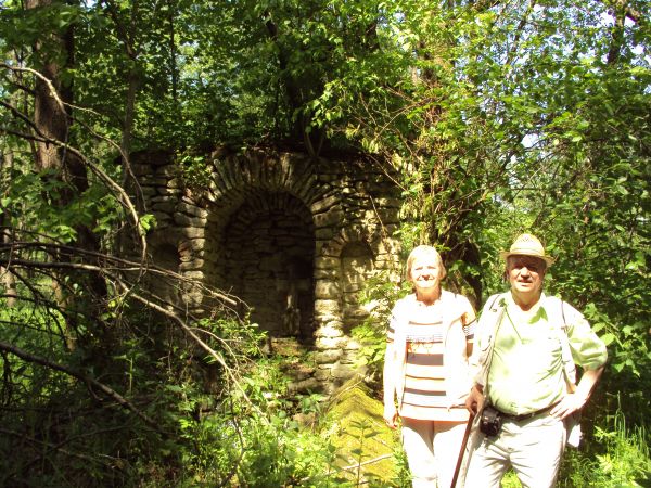 przed / obok : byłej kaplicy przydworskiej, byłej... /każdy postawiony tu krok winien być "monitorowany" - wiem, co mówię !/ - tam, w parowie  "wybija" ciekawe