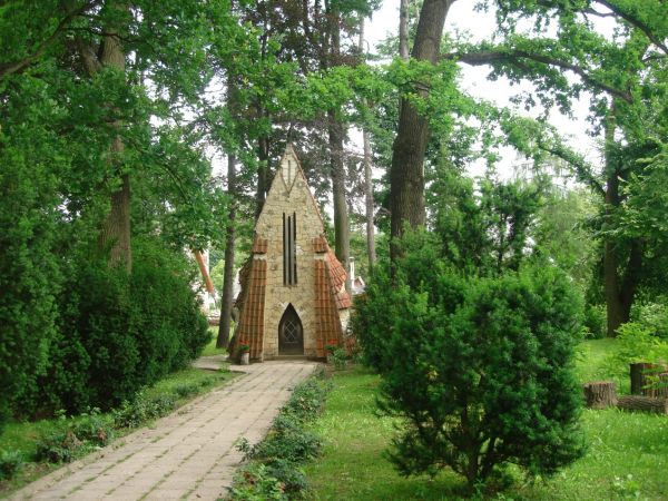 Mauzoleum kryje szczatki 19-letniego Adama Zeromskiego. Projekt wykonal Jan Koszczyc-Witkiewicz.