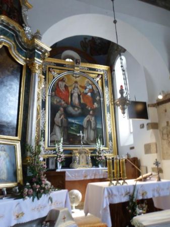 obraz ołtarzowy - malowany w 1626r., przedstawia Świerada i Benedykta adorujących Matkę Boską, w centrum obrazu widnieje XVII-wieczna ilustracja kościoła oraz d