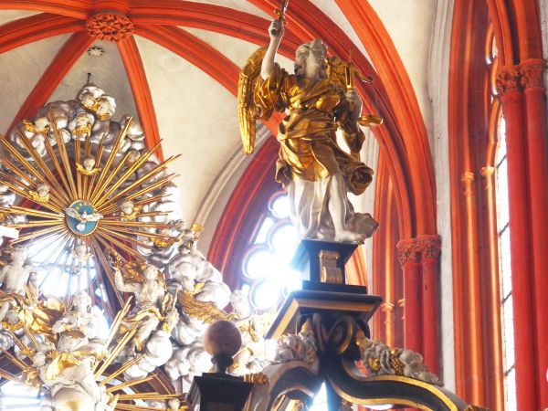 zwieńczenie sarkofagu św. Jadwigi, dalej fragment sklepienia, okno i ubogacenie ołtarza bocznego w kaplicy.