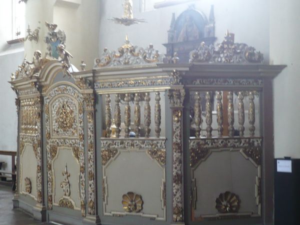 To ciekawy obiekt tak zwana loża ksieni,albo przeora ,rzadko spotykana podobny jest w kościele Cysterek w Ołoboku