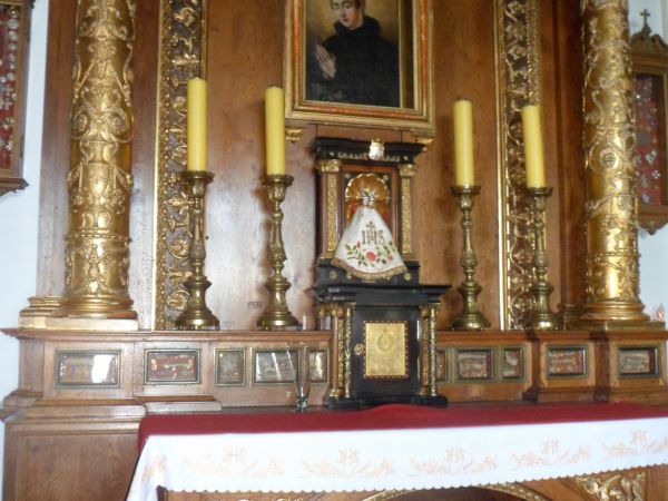 w kaplicy nowicjackiej - w ołtarzu obraz przedstawiający św. Stanisława Kostkę, poniżej pod nastawą ołtarzową w trumience relikwie tego świętego - patrona młodz