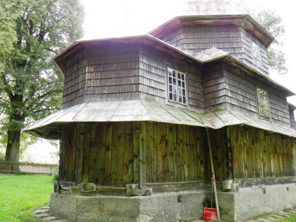 Cerkiew p.w. Św. Mikołaja Cudotwórcy w stylu bojkowskim . We wnętrzu obraz Matki Bożej Śnieżnej.