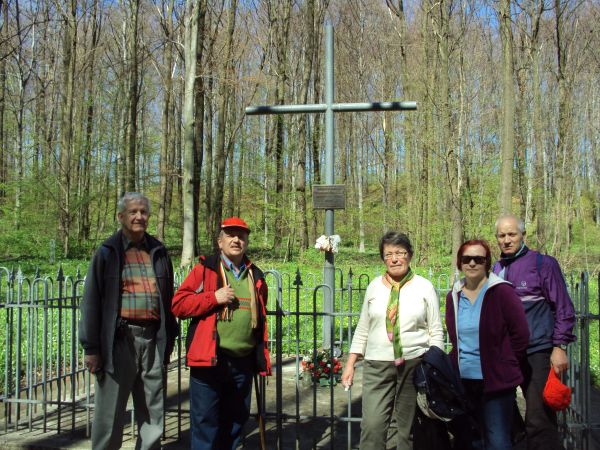 cmentarz wojenny - na tzw. Zadzielu zbiorowa mogiła żołnierzy poległych podczas przejścia frontu I w.światowej, tu bitwa rozegrała się od 8 do 10 maja 1915r., a