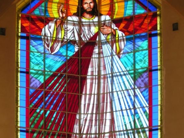 Kozioł - Na uwagę zasługuje piękny witraż Jezusa Miłosiernego, witającego i błogosławiącego wiernych przybywających do świątyni.
Sylwester Nicewicz