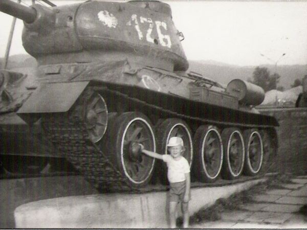 przy: pomnik - czołg średni T-34/85 , pamiątka po J.W. 1404. Przy temacie : zapraszam do mojego albumu m. Kłodzko - tam też czołg średni T-34/85.